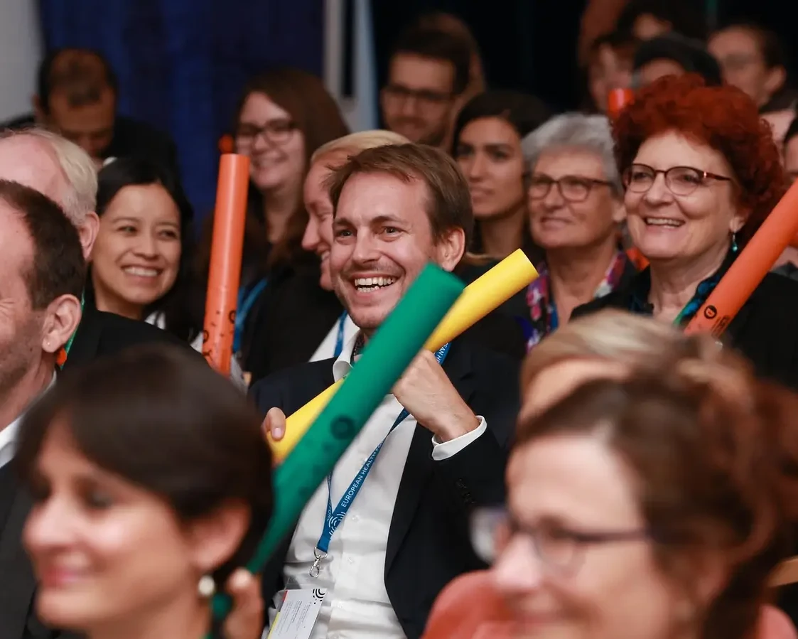 Happy audience playing Boomwhackers