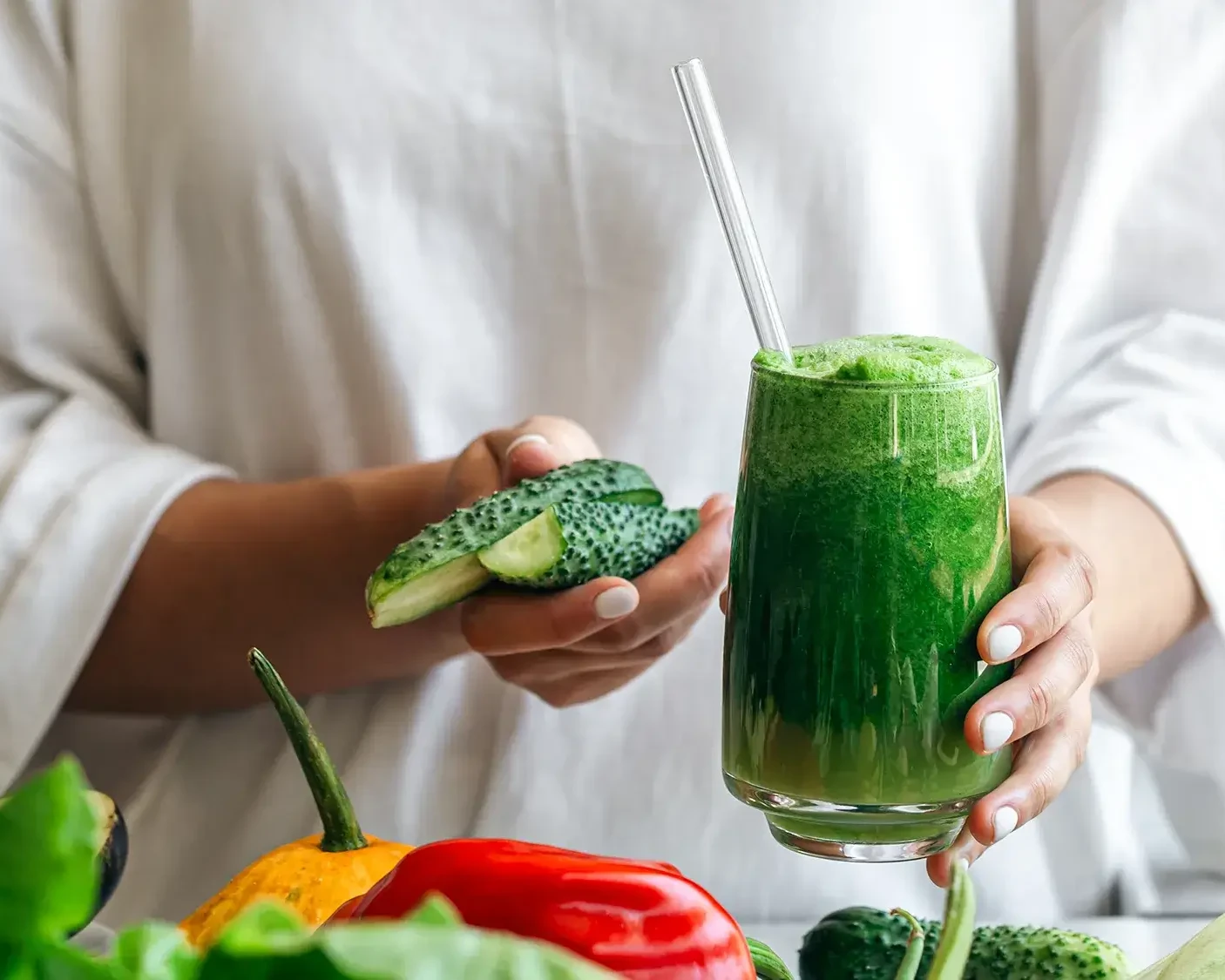 Women making healthy green smoothie in team building activity